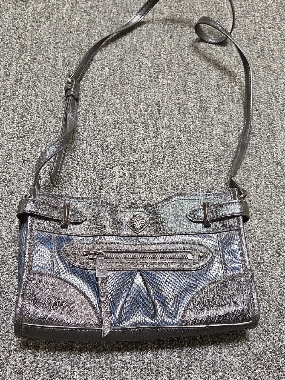 Simply Vera Wang Women's Black Leather Crossbody Bag with Zip Pocket
